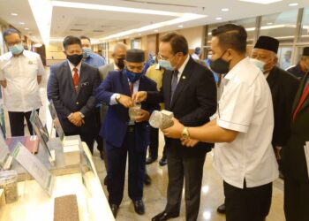 MOHD. Khairuddin Aman Razali (depan, tiga kanan) bersama Hasni Mohammad (dua kanan) melihat produk kenaf yang akan digunakan dalam pembinaan perumahan selepas Majlis MoU antara LKTN dan KBSB di Iskandar Puteri, Johor. -UTUSAN/KHAIRUL MOHD ALI