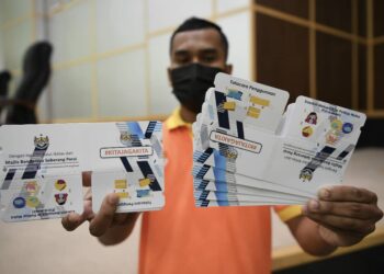 SEORANG kakitangan MBSP menunjukkan beberapa sampel pelipat simpanan pelitup muka yang diberikan oleh MBSP dalam usaha mengurangkan pembuangan pelitup muka dalam kalangan orang ramai.