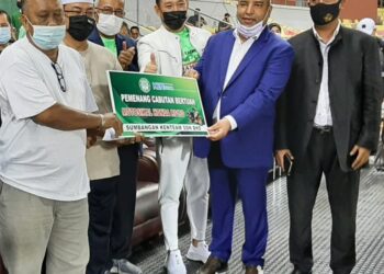 MOHD. Ali Hanapiah Jaamat (kiri) memegang replika hadiah motosikal Honda RS150 sambil disaksikan Sulaiman Md. Ali (dua dari kiri), Justin Lim dan Md. Abu Hanif Md. Abu Kashem di Stadium Hang Jebat, Melaka. - UTUSAN/AMRAN MULUP
