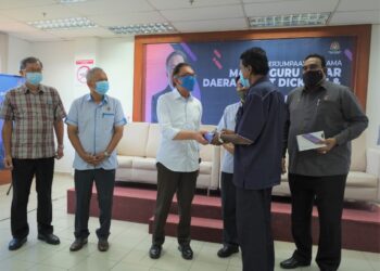 ANWAR Ibrahim menyampaikan sumbangan tablet komputer pada Majlis Perjumpaan Bersama Majlis Guru Besar Daerah Port Dickson dan Serahan Tablet Komputer Kepada Kakitangan Pejabat Pendidikan Daerah di Port Dickson hari ini.-UTUSAN/BADRUL HAFIZAN MAT ISA