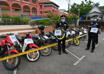 AFZANIZAR Ahmad (tengah) menunjukkan tayar motosikal yang turut dirampas dalam penangkapan Geng Apir di IPD Melaka Tengah, Melaka. - UTUSAN/DIYANATUL ATIQAH ZAKARYA