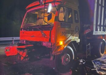 KEADAAN treler terlibat kemalangan yang menyebabkan kelindannya maut di Kilometer 354, Lebuh Raya Utara-Selatan arah utara dekat Tapah, Perak, hari ini. - IHSAN PDRM