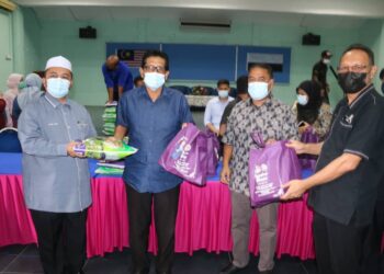 ISMAIL Mohamed Said (dua dari kanan) menyampaikan bakul makanan Ramadan kepada Pengurus Rancangan Felda Jengka 14, Mohamad Tamrin Zakaria (kanan)  dan Ketua Kampung Felda Jengka 14, Arifin Wahab (dua kiri) di Wisma Peneroka di Kuala Krau, Pahang. 
UTUSAN/SALEHUDIN MAT RASAD