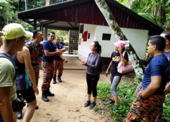 DUA beranak diselamatkan pendaki dan anggota bomba selepas sesat di atas Bukit Cendana, Pulau Tikus, Pulau Pinang.