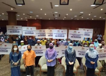 RINA Mohd. Harun (dua kanan) bergambar bersama penerima bantuan kewangan pengoperasian tahunan PAWE Zon Utara tahun 2021 di Sungai Petani, hari ini. - UTUSAN/NUR SYAZWANA MANSOR