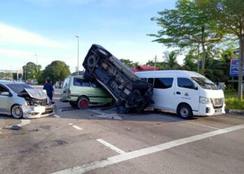 KEADAAN kenderaan yang terlibat dalam kemalangan yang mengorbankan seorang wanita di persimpangan lampu isyarat Temenggong Ahmad, Jalan Pintasan Bandar, Muar di Johor.