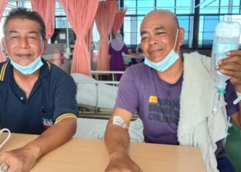 MAT Harun ( kiri) bersama Mat ketika mendapat rawatan di sebuah hospital di Kota Bharu, hari ini.-FOTO IHSAN KELUARGA
