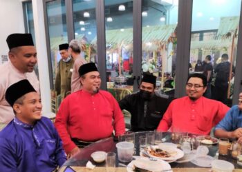 ZOOL Amali Hussin (kiri) beramah mesra dengan ahli Pemuda UMNO Bahagian Seremban pada Majlis Berbuka Puasa Pergerakan Pemuda UMNO Bahagian Seremban di Senawang, dekat sini semalam.