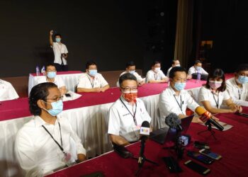 LIEW Chin Tong (dua kiri) bersama barisan ahli jawatankuasa DAP Johor pada sidang akhbar selepas pemilihan parti sempena Konvensyen Biasa DAP Negeri Johor 2021 di Batu Pahat, Johor. -UTUSAN/KHAIRUL MOHD ALI