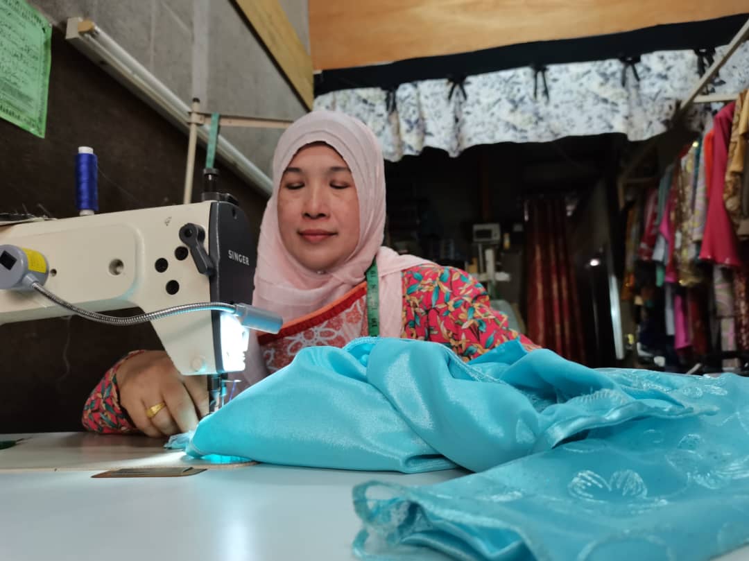 Tukang jahit masih terima tempahan baju raya - Utusan Digital