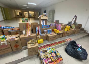 ROKOK dan mercun yang dirampas hasil serbuan dalam Op Kontraban di sebuah premis di Pekan Parit Yaani, Batu Pahat, Johor.