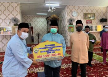 TUANKU Syed Faizuddin Putra Jamalullail (tengah) menyampaikan sumbangan kepada masjid seluruh Perlis di Masjid Nurul Husna, Wang Kelian, Padang Besar, Perlis.