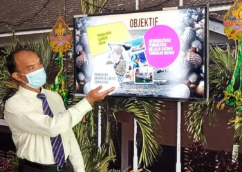 ZAINODDIN Jamari menunjukkan model kebun kerang di Teluk Lekir, Perak yang berjaya menghasilkan benih kerang sepanjang tahun hasil daripada penyelidikan Institut Penyelidikan Perikanan (FIR), Batu Maung, Pulau Pinang.