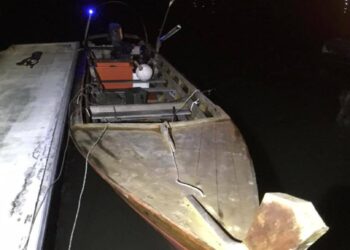 SEBUAH bot kayu dinaiki dua lelaki tempatan yang membawa bungkusan disyaki syabu di perairan Tanjung Piai, Pontian di Johor.