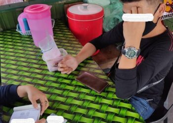 ANGGOTA penguat kuasa JAINJ mengambil tindakan terhadap individu yang tidak menghormati bulan Ramadan dengan makan dan minum secara terbuka di sekitar Johor.