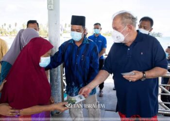 SULTAN Ibrahim Sultan Iskandar berkenan mengurniakan sumbangan peribadi kepada 116 penduduk di Pulau Pemanggil, Pulau Aur dan Pulau Sibu di Mersing, Johor.