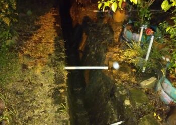 LONGKANG tempat Naera Dellisha Muhammad Nazri dipercayai terjatuh sebelum dihanyutkan arus ke Sungai Dingin di Felda Gunung Bongsu. - UTUSAN/AZAHAR HASHIM