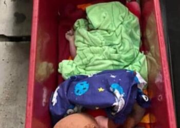 MAYAT bayi perempuan yang ditemukan orang awam ditinggalkan di dalam kotak plastik di belakang sebuah premis di Jalan Kluang, Batu Pahat, Johor.