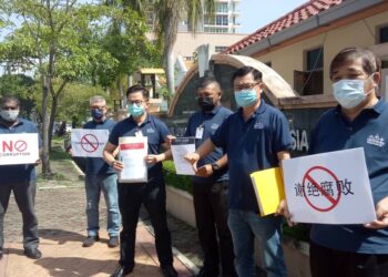 H'NG Khoon Leng (dua dari kanan) bersama ahli Gerakan Pulau Pinang menyerahkan dokumen berhubung isu monopoli pembekalan dan pengedaran ayam di Pejabat SPRM, Jalan Sultan Ahmad Shah, Pulau Pinang.