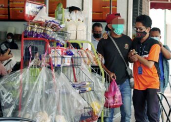 PENGUAT kuasa JAIM menahan pelanggan beragama Islam selepas membeli makan di sebuah premis dalam operasi di Taman Melaka Baru, Batu Berendam, Melaka. -  UTUSAN/RASUL AZLI SAMAD