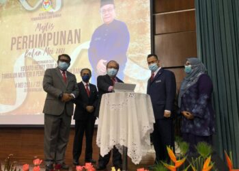 HENRY Sum Agong meletakkan tangan sebagai simbolik perasmian KPLB Learning Hub di Bangi, Selangor. - UTUSAN/SUKHI SUDARJI