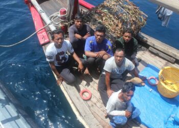 MARITIM Malaysia Pulau Pinang menahan sebuah bot nelayan Indonesia bersama enam kru di perairan Pulau Kendi semalam selepas didapati menceroboh perairan negara.