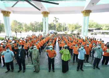 ROZALI Mohamud (depan tengah) ketika menghadiri perjumpaan bersama Wira Oren di pekarangan bangunan MBSP di Bandar Perda, Pulau Pinang.
