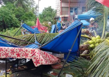 KEADAAN sebuah khemah gerai yang rosak teruk selepas dihempap pokok kelapa di Bazar Ramadan Sungai Yan di Yan semalam.