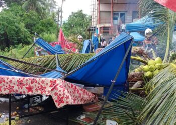 KEADAAN sebuah khemah gerai yang rosak teruk selepas dihempap pokok kelapa di Bazar Ramadan Sungai Yan di Yan semalam.