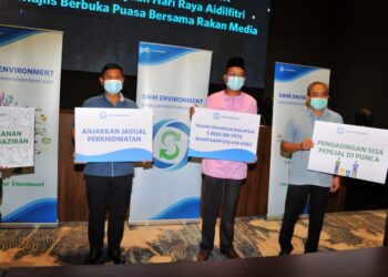 PENGURUS Kawasan Servis Johor Selatan 2, Mohd. Asrif Samion (kiri); Pengurus Kawasan Servis Johor Selatan 3 SWM Environment, Abd. Majid Mami (kanan) dan Pengurus Kawasan Servis Johor Selatan 1, Mohd. Nur Izham Ahmad (dua dari kanan) bersama para pegawai operasinya menunjukkan logo kempen kesedaran SMW Environment di Johor Bahru, Johor. - UTUSAN/RAJA JAAFAR ALI