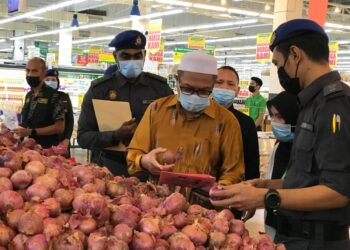 SAIFUL Adli Abu Bakar (dua kanan) meninjau harga barangan SHMMP di Econsave, Kubang Kerian, Kota Bharu. - UTUSAN/ROSLIZA MOHAMED