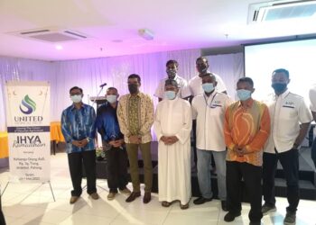 AHMAD Nazlan Idris (depan tiga dari kanan) bersama Dr. Raymond Samy (tiga dari kiri) dan kakitangan pengurusan United Tropical Fruit selepas majlis berbuka puasa dan pelancaran projek musang king organik di Bandar Inderapura, Jerantut, Pahang. - UTUSAN/HARIS FADILAH AHMAD