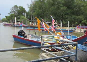 PANGKALAN nelayan Sungai Belanak, Seberang Perai, Pulau Pinang yang diancam aktiviti bot pukat Apollo sehingga menjejaskan sumber pendapatan nelayan pantai.