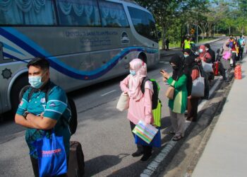 KUMPULAN pertama penuntut USIM seramai 181 orang bertolak ke kampung halaman masing-masing iaitu di Kelantan dan Terengganu sempena Aidilfitri menggunakan bas universiti. - UTUSAN/MUHAMMAD IZZAT TERMIZIE