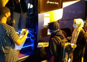 PENUNTUT menaiki bas yang disediakan Unimap untuk pulang berhari raya di kampung halaman di Arau, Perlis.