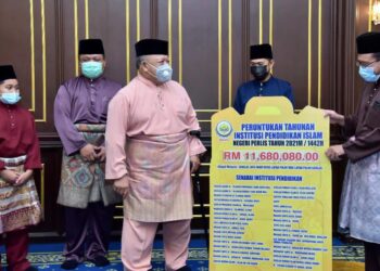 TUANKU Syed Sirajuddin Putra Jamalullail (tiga dari kiri) berkenan menyerahkan sumbangan kepada Hazman Hassan pada majlis iftar di Istana Arau, Perlis. Berangkat sama, Tuanku Syed Faizuddin Putra Jamalullail (dua dari kiri).