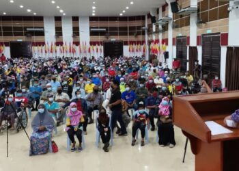 TAJUDDIN Abdul Rahman berucap pada majlis penyampaian bantuan Hari Raya kepada asnaf di Pasir Salak hari ini. - UTUSAN/AIN SAFRE BIDIN