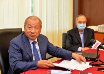 LEE Tian Hock (kiri) dalam sidang akhbar Mesyuarat Agung Tahunan Ke-87 'Negeri Sembilan Chinese Maternity Association (NSCMA)' di Seremban.