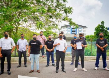 BARISAN kepimpinan Muda Johor membuat laporan polis menggesa agar Menteri Dalam Negeri disiasat atas kes rakaman suara di Balai Polis Bandar Dato' Onn, Johor.