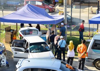 GERAI-GERAI yang dibuka di tepi jalan di seluruh Kelantan sentiasa dipenuhi orang ramai sepanjang bulan Ramadan ini. - UTUSAN/BAHRUDDIN HATTA