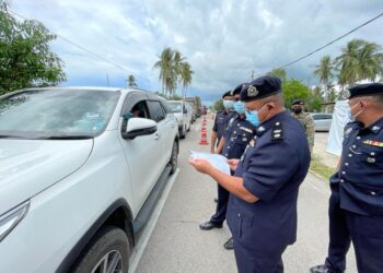 PINTU masuk utama Kelantan-Terengganu dikawal ketat pihak polis sejak semalam bagi mengelak aktiviti rentas negeri menjelang Aidilfitri. - UTUSAN/TOREK SULONG