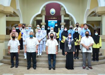 Dr. Mohd Nizar Sudin (depan,tengah) bersama alumni YPM yang sedang melanjutkan pengajian di UniKL RCMP, Ipoh, Perak.