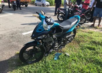 KEADAAN motosikal ditunggang Mohamad Syawal Redzuan Mohd. Johari selepas melanggar sebuah jentera JCB dalam kemalangan di Kilometer 2 Jalan Bahau-Rompin, Jempol, Negeri Sembilan, pagi tadi.