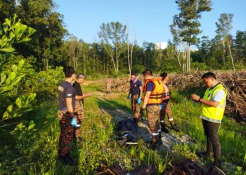 JASAD Mohammad Syafiq Mustaqim ditemukan anggota bomba di kolam takungan air di Taman Arowana Indah, Seremban hari ini. - UTUSAN/IHSAN BOMBA