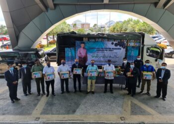 WAN Rosdy Wan Ismail (tengah, baju hijau) melancarkan Bantuan Prihatin Pahang Aidilfitri 2021 di pekarangan Majlis Bandaraya Kuantan (MBK) di Kuantan, Pahang.