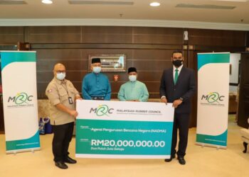 NURUL ISLAM (kanan) memegang cek replika bersama Aminuddin Hassim (kiri) sambil disaksikan Mohd. Khairuddin Aman Razali (dua dari kanan) dan Mohd. Redzuan Yusof di Putrajaya hari ini. - Ihsan MRC