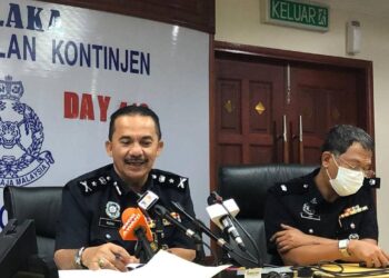 RAZALI Abu Samah (kiri) pada sidang akhbar di IPK Melaka, Bukit Beruang, Melaka. - UTUSAN/DIYANATUL ATIQAH ZAKARYA