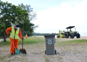 SERAMAI 63 orang pekerja SWM Environment membersihkan Pantai sekitar Port Dickson sepanjang Hari Raya Aidilfitri tahun ini.
