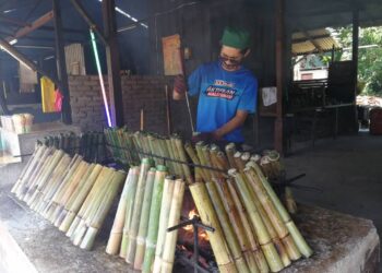 ZAHARI Zulkifli buntu memikirkan 400 tempahan lemang dibatalkan pelanggan pada saat akhir berikutan larangan rentas daerah di Kijal, Kemaman. -UTUSAN/NIK NUR IZZATUL HAZWANI NIK ADNAN