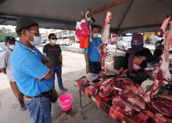 ORANG ramai berpusu-pusu mendapatkan daging kerbau yang dijual di jalan utama di pekan Rantau, Seremban hari ini. -UTUSAN/MOHD SHAHJEHAN MAAMIN